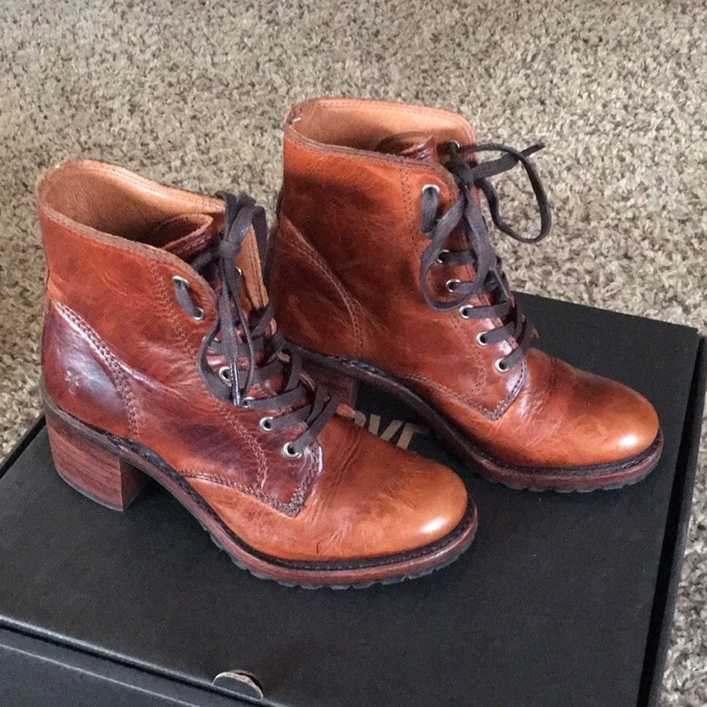 Frye Sabrina 6G Lace Up Boots in 5.5